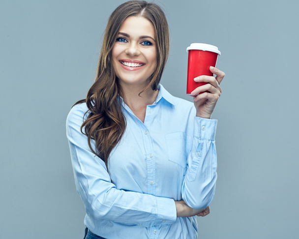Businesswoman holding red cup - Zdjęcie, obraz