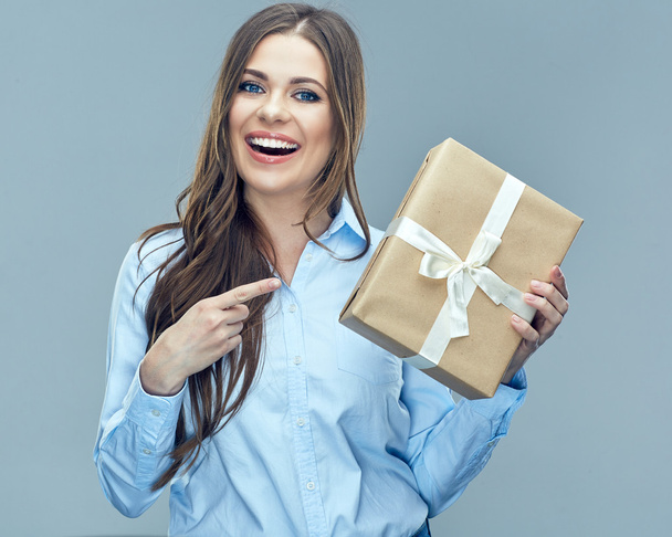 businesswoman with gift box - Zdjęcie, obraz