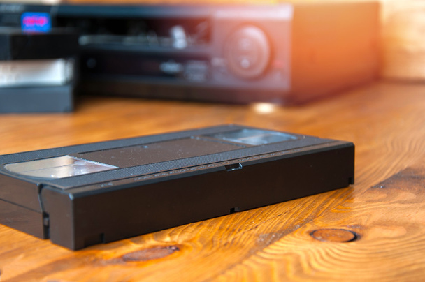 Urządzenia do odtwarzania kaset Vhs na drewnianym stole - Zdjęcie, obraz