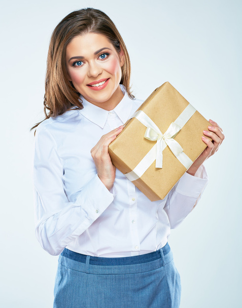 woman holding gift box - Фото, изображение