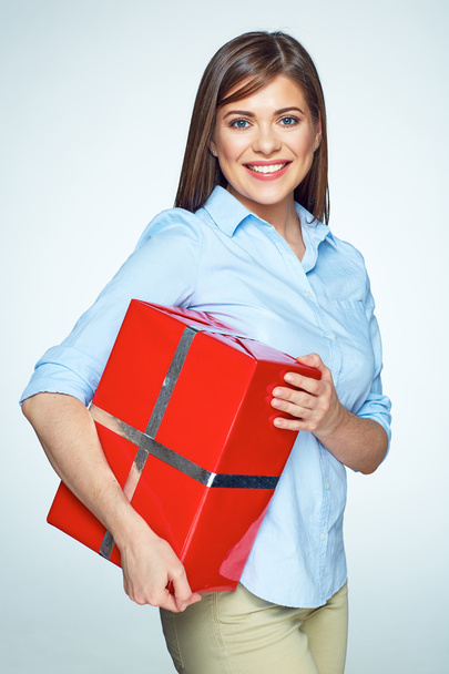 woman holding red gift box - Foto, afbeelding