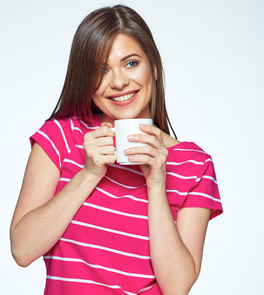 Chica sonriente con taza de té
 - Foto, imagen