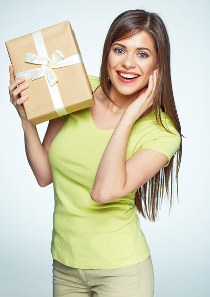 woman holding gift box - Zdjęcie, obraz