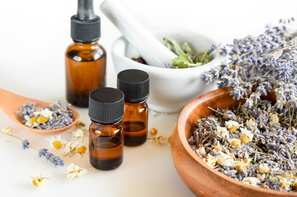 Alternative Medizin mit ätherischen Ölen und Kräutern - Foto, Bild