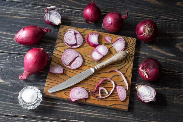 Red onions and knife - Φωτογραφία, εικόνα