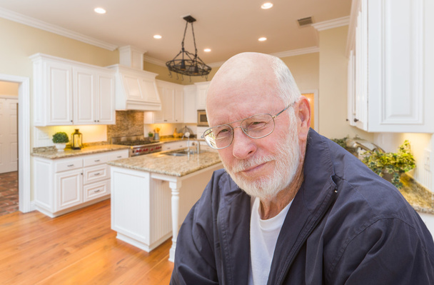 Hombre mayor feliz en interior de cocina personalizada
 - Foto, Imagen