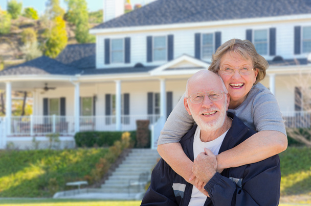 šťastný starší pár před domem - Fotografie, Obrázek