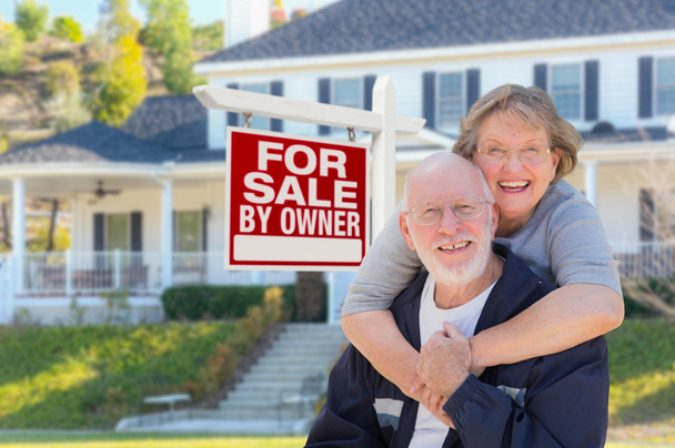 Старший дорослих пара в передній нерухомості знак, будинок - Фото, зображення