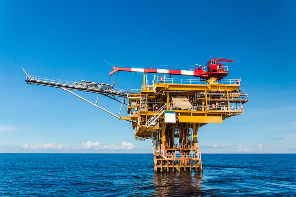 Plateforme de production dans l'industrie pétrolière et gazière offshore
. - Photo, image