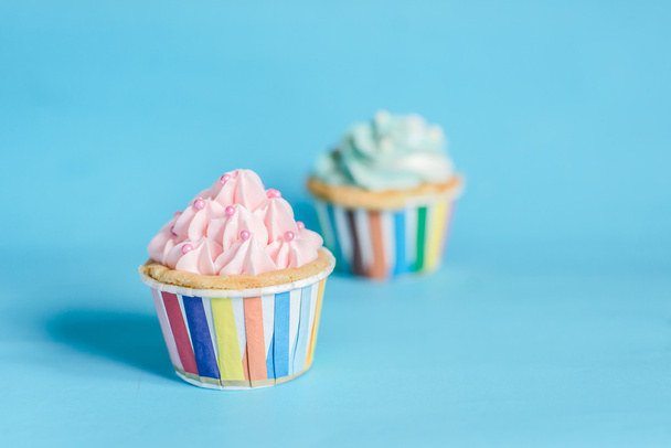 Perlen-Geburtstagskuchen mit Buttercremezuckerguss auf blauem Pastell - Foto, Bild