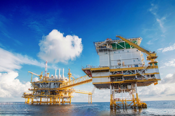 石油と天然ガスの中央処理プラットフォーム  - 写真・画像