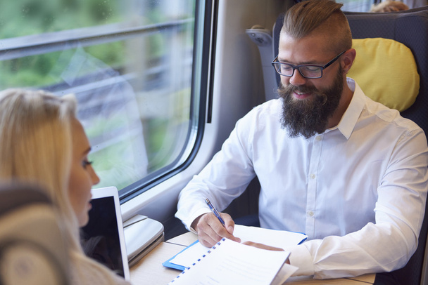 uomini d'affari che si riuniscono in treno
 - Foto, immagini