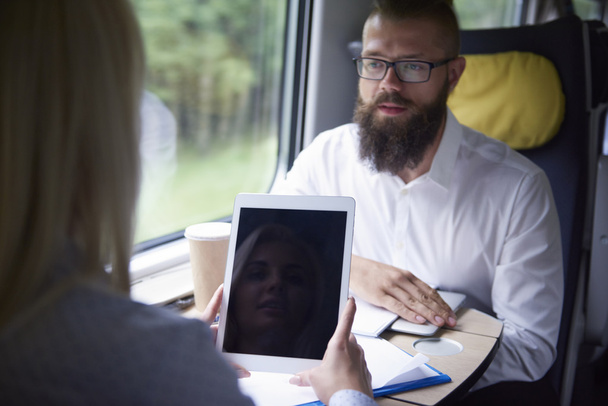 деловые люди, встречающиеся в поезде
 - Фото, изображение