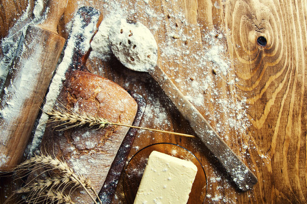 Pan y adiciones en una mesa de madera
 - Foto, Imagen