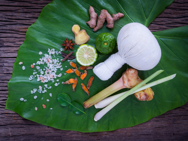 Bola de compresión herbal para masaje tailandés y tratamiento de spa popular
  - Foto, imagen