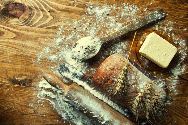 Pan y adiciones en una mesa de madera
 - Foto, Imagen