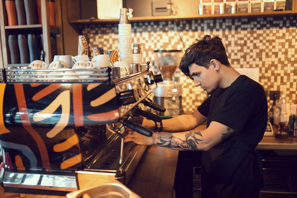 Barista bir kafede iş başında - Fotoğraf, Görsel