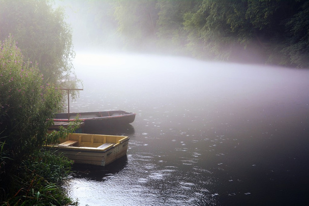 Barcos en niebla durante la lluvia
 - Foto, Imagen