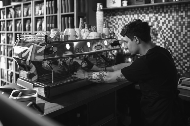 Barista v práci v kavárně - Fotografie, Obrázek