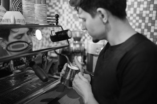 Barista munka egy kávézóban - Fotó, kép
