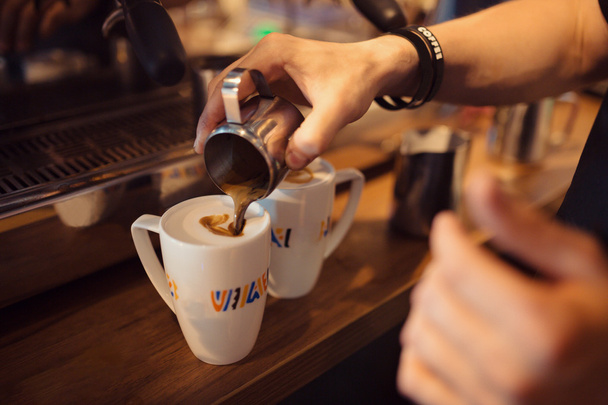Barista munka egy kávézóban - Fotó, kép