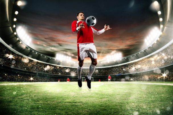 ボールを受け流しのフットボール選手 - 写真・画像