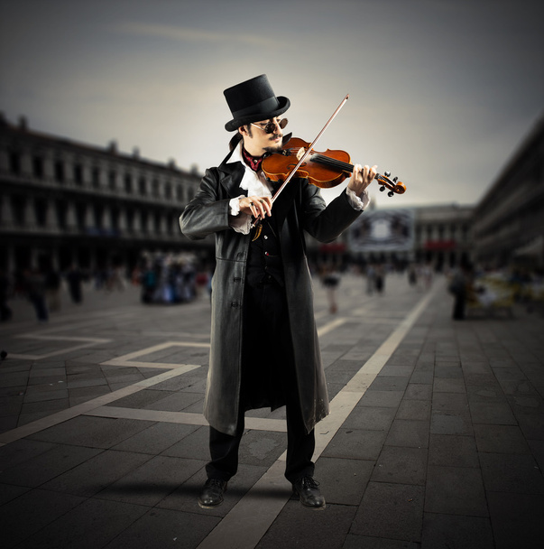 Скрипаль грає на площі
 - Фото, зображення