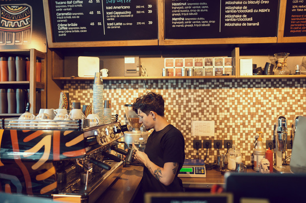 Barista au travail dans un café
 - Photo, image