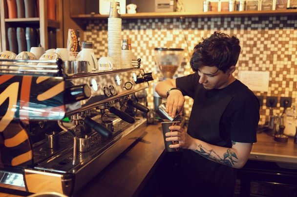 Бариста на работе в кафе
 - Фото, изображение