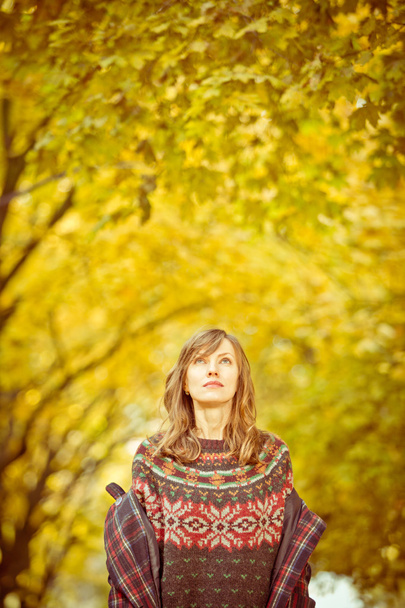 Sad woman in autumn scenery - Foto, imagen