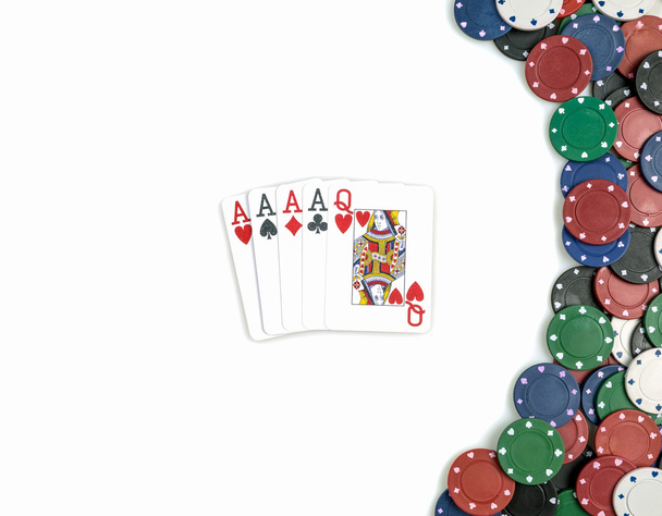 Четыре фишки и покерная комбинация. Isolated
 - Фото, изображение