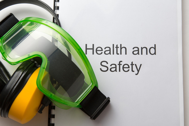 Gesundheits- und Sicherheitsregister mit Brille und Kopfhörer - Foto, Bild