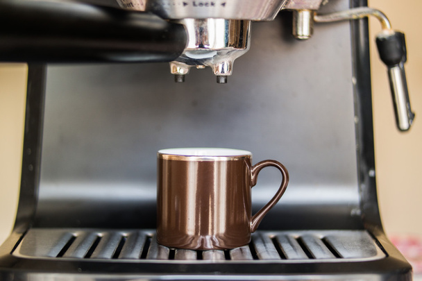 kahve yapma ve kahverengi bir kaba dökme espresso makinesi - Fotoğraf, Görsel