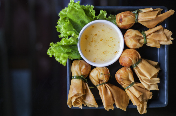 Perizoma, cibo thailandese, wontoni fritti orientali pieni di p
 - Foto, immagini
