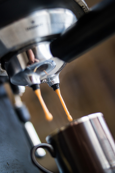 μηχανή espresso καφέ και ρίχνει σε ένα φλιτζάνι καφέ - Φωτογραφία, εικόνα