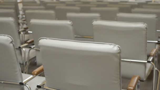 Vista panoramica della sala conferenze vuota con comodi posti a sedere. - Filmati, video