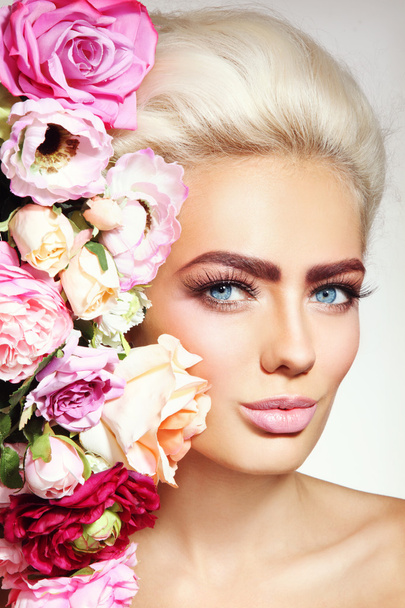 Beautiful blonde girl with flowers - Foto, Imagem