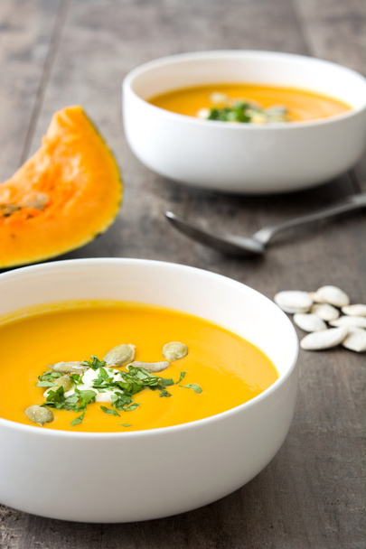 カボチャのスープとかぼちゃの種 - 写真・画像
