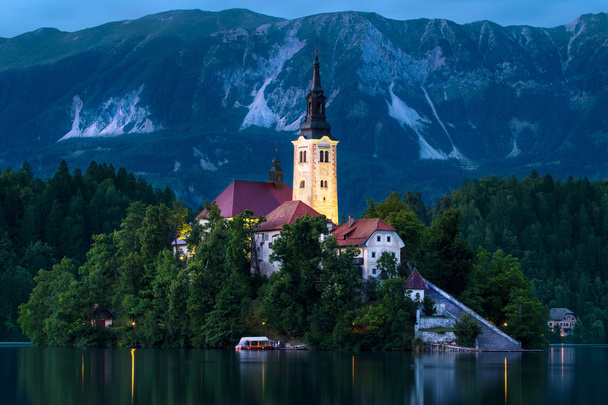 Isola di Bled al crepuscolo in Slovenia
 - Foto, immagini