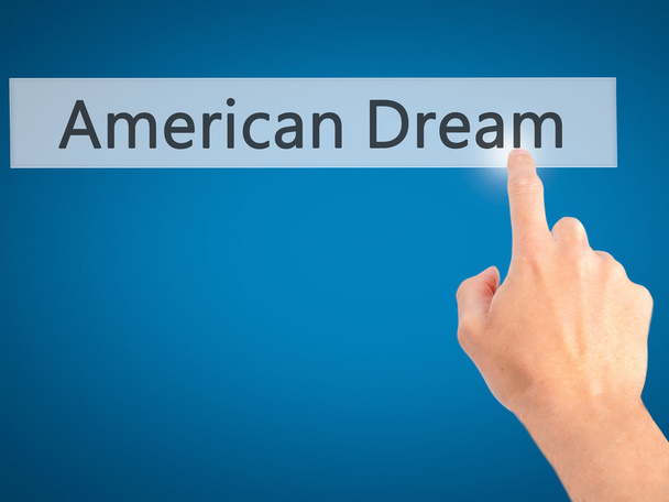 Αμερικανικό όνειρο - χέρι πιέζοντας ένα κουμπί στην θολή φόντο co - Φωτογραφία, εικόνα