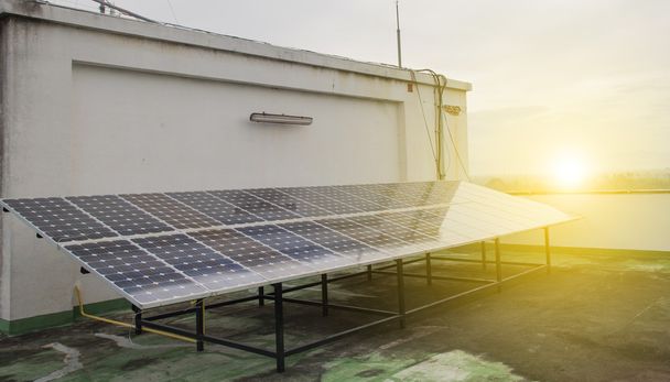 Instalação do painel solar para energia renovável com luz da manhã
. - Foto, Imagem