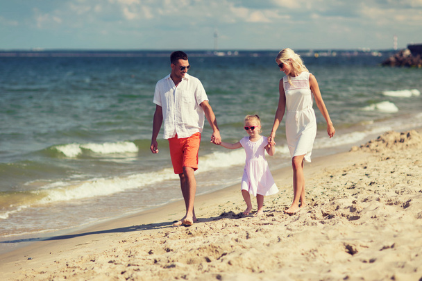 happy family in sunglasses on summer beach - Fotografie, Obrázek
