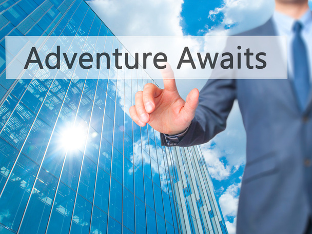Adventure Awaits - Premere Businessman sullo schermo digitale
. - Foto, immagini