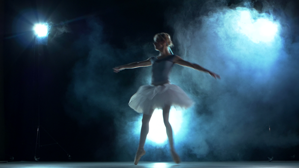 baletka dělá trénink ve třídě na modrém - Záběry, video