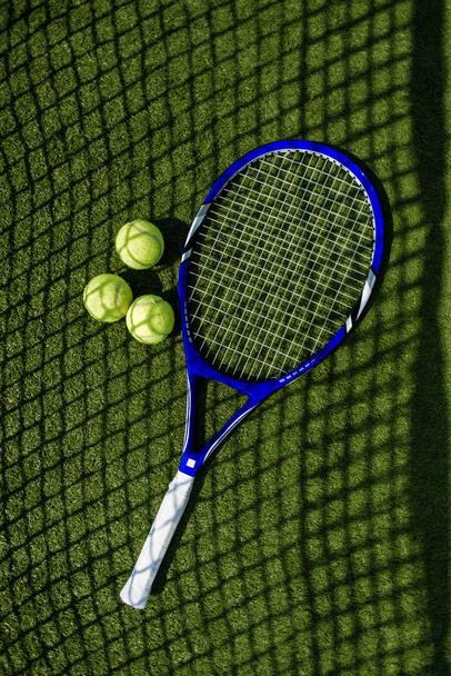 raqueta de tenis en la hierba
 - Foto, Imagen