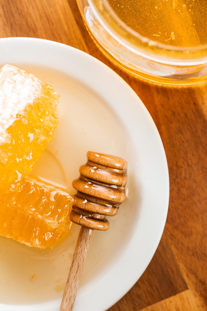 Palito de mel de madeira e favo de mel
. - Foto, Imagem