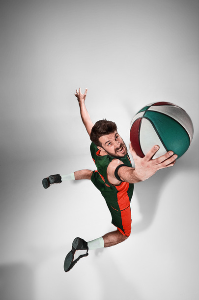 Ritratto a figura intera di un giocatore di basket con palla
 - Foto, immagini