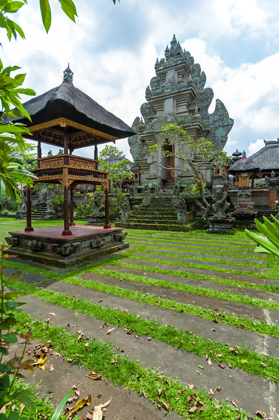 Templo de lótus com lagoa, Ubud, Bali
 - Foto, Imagem