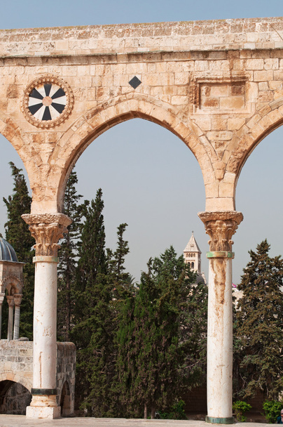 Jerusalem: moottoritie kaarineen Temppelivuorella
  - Valokuva, kuva