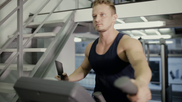 Male athlete training cardio exercise - Záběry, video